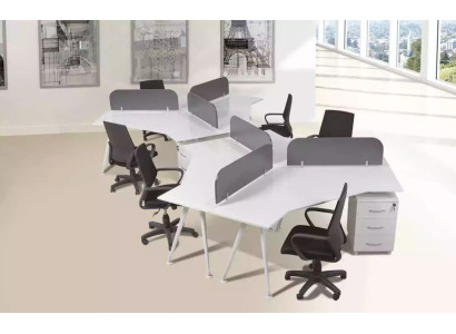 Gran mesa de trabajo para la oficina, muebles de oficina, equipamiento de oficina, lugar de trabajo, madera.