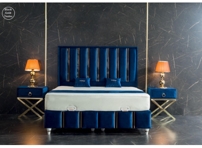 Cama de diseñador azul zafiro con mesitas de noche en patas de acero dorado.